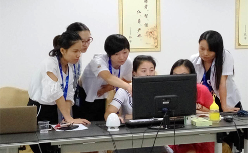  美女們互相交流學(xué)習(xí)，氣氛有點嚴(yán)肅啊