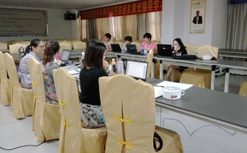  各家的客服美女真是巾幗不讓須眉啊，學(xué)習(xí)工作兩不誤
